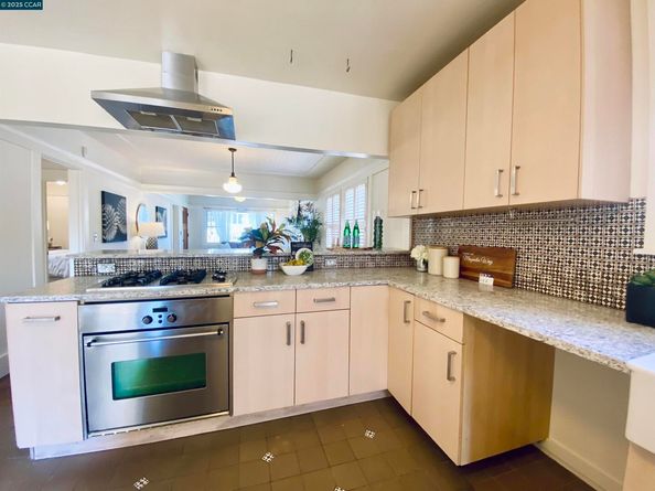 725 43rd Street, Oakland CA 94609