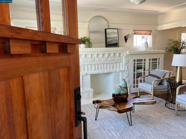 725 43rd Street, Oakland CA 94609