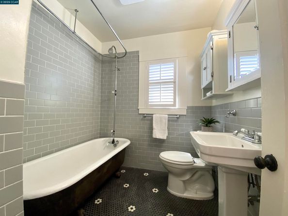 725 43rd Street, Oakland CA 94609