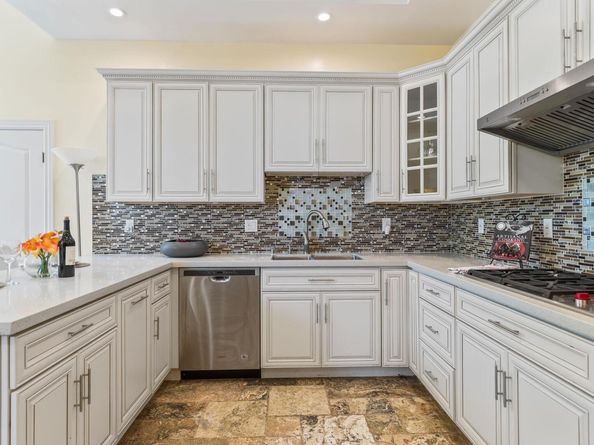 6588 Longwalk Dr, Oakland CA 94611