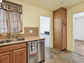 527 Capistrano Dr, Oakland CA 94603