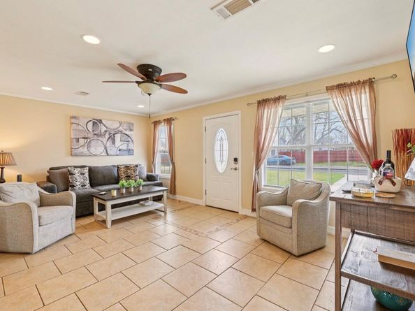 803 E 3rd ST, Georgetown TX 78626