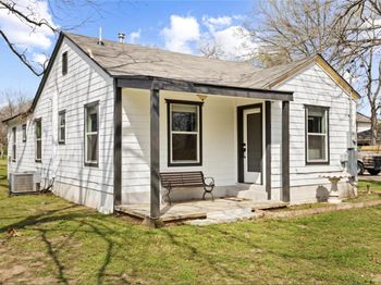 1104 Perry RD
