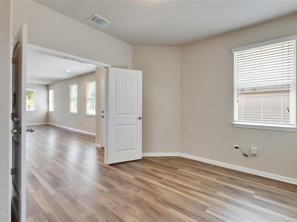 1701 Logan DR 12, Round Rock TX 78664