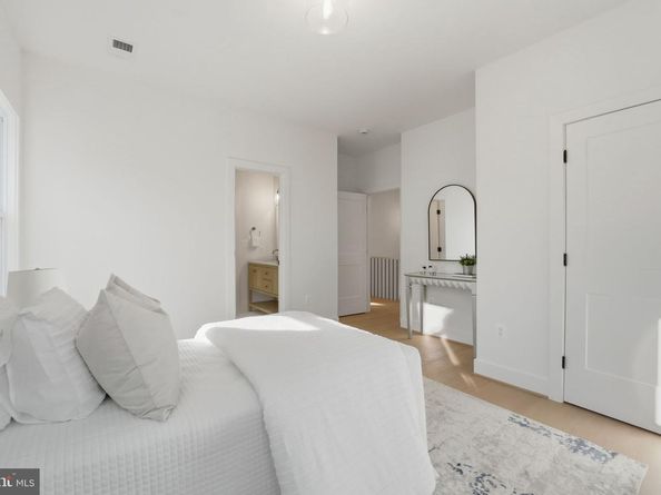 858 N Greenbrier Street, Arlington VA 22205