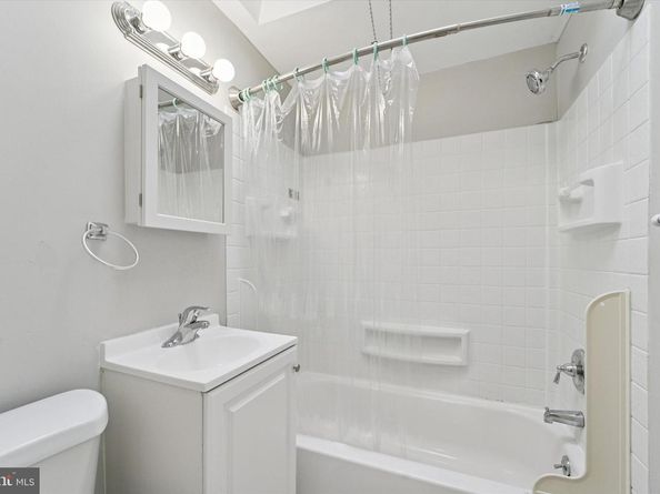 2111 Delmar Drive, Folcroft PA 19032