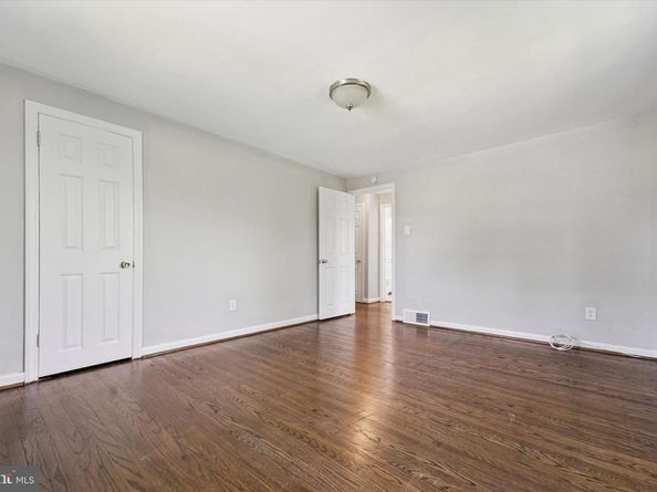 2111 Delmar Drive, Folcroft PA 19032