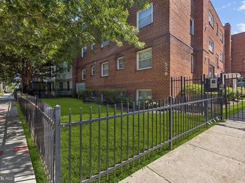 526 Kenyon Street NW