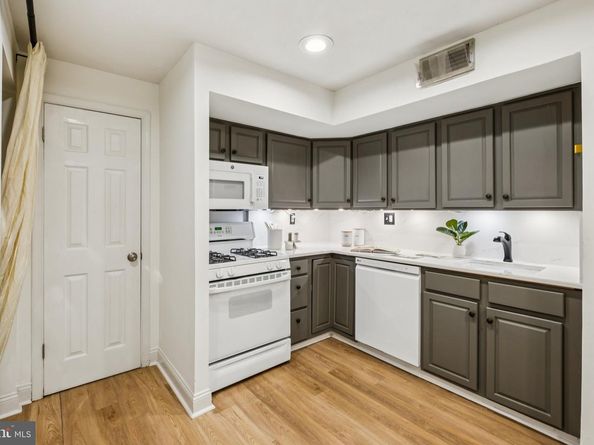 755 S 3rd Street A, Philadelphia PA 19147