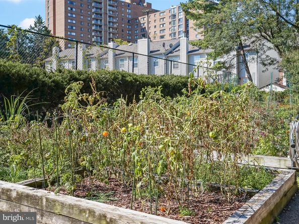 5300 Holmes Run Parkway 402, Alexandria VA 22304