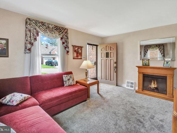 308 Edgemore Road, Secane PA 19018