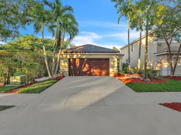 1059 Golden Cane Dr, Weston FL 33327