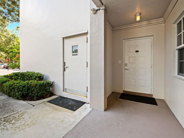 555 Oaks Ln 112, Pompano Beach FL 33069