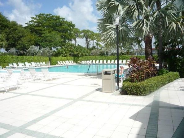 555 Oaks Ln 112, Pompano Beach FL 33069