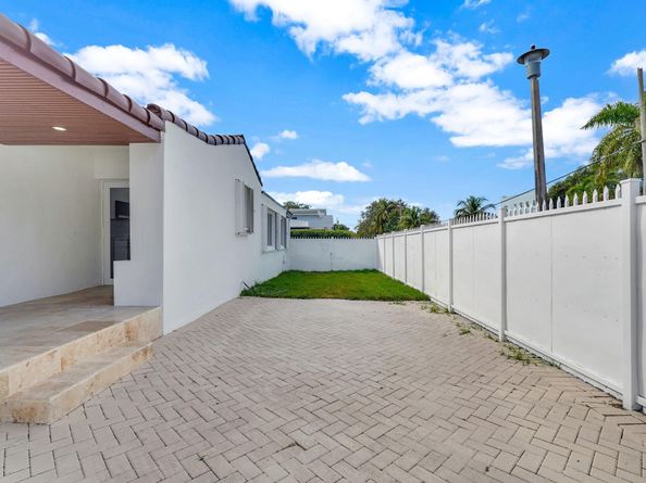 2291 SW 17th St, Miami FL 33145