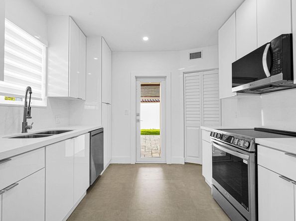 2291 SW 17th St, Miami FL 33145