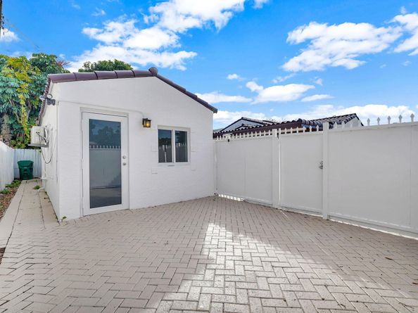 2291 SW 17th St, Miami FL 33145