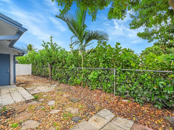 3280 NE 15th Ave, Oakland Park FL 33334