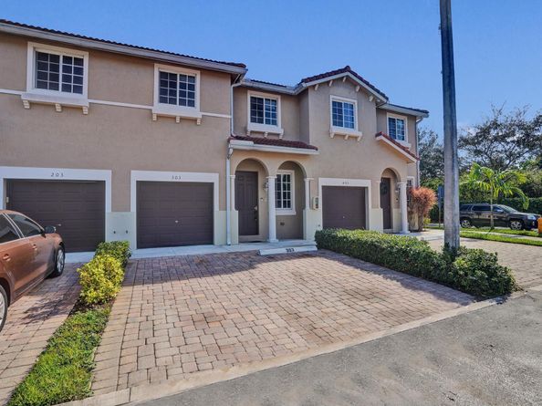 21403 NW 13th Ct 303, Miami FL 33169