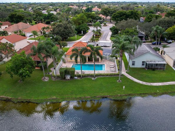 8950 Lake Park Circle N, Davie FL 33328