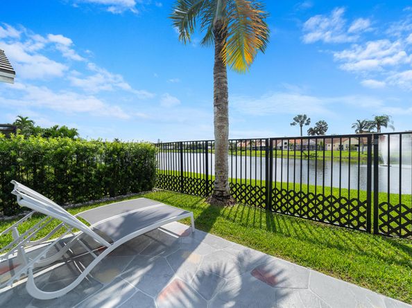 8950 Lake Park Circle N, Davie FL 33328
