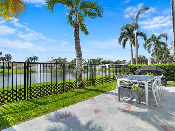 8950 Lake Park Circle N, Davie FL 33328