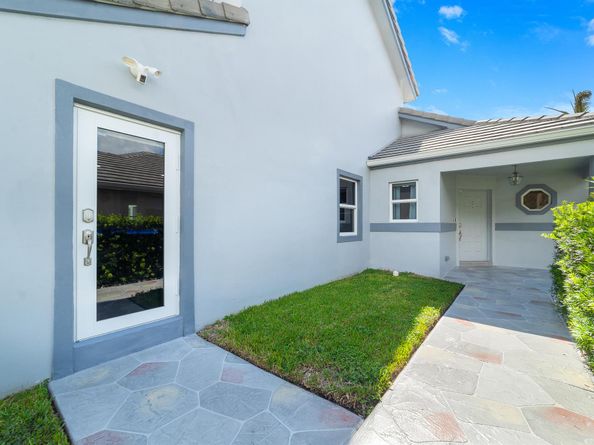 8950 Lake Park Circle N, Davie FL 33328