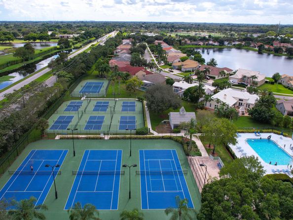 8950 Lake Park Circle N, Davie FL 33328