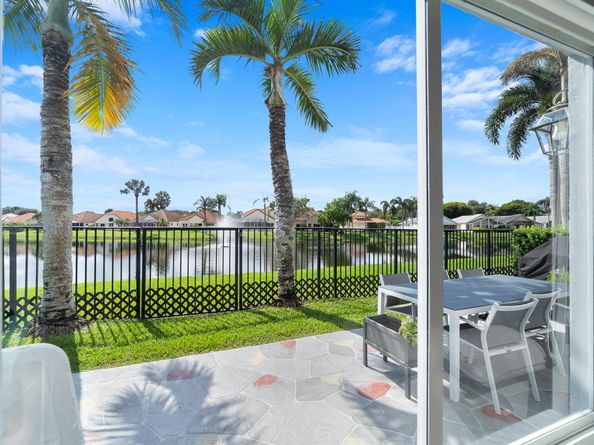 8950 Lake Park Circle N, Davie FL 33328