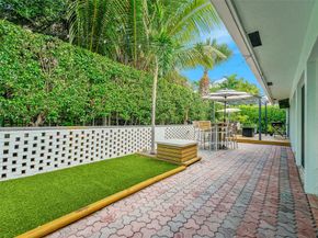 2739 Oak Tree Ln, Fort Lauderdale FL 33309