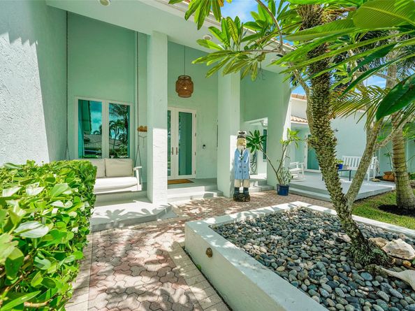 2739 Oak Tree Ln, Fort Lauderdale FL 33309