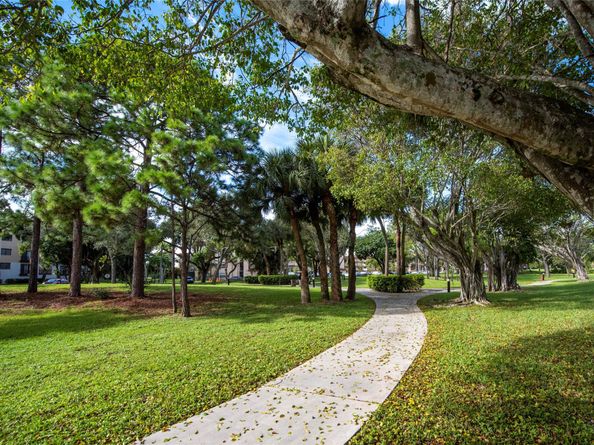 6061 N Falls Circle Dr 102, Lauderhill FL 33319