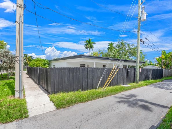 3262 Pierce St, Hollywood FL 33021