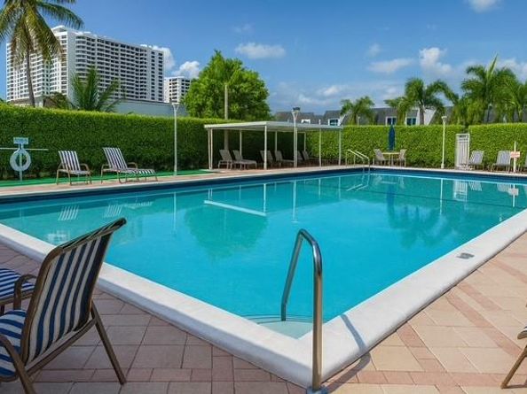 916 NE 27th Ave 916, Hallandale Beach FL 33009