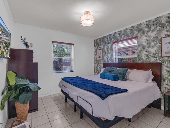 37 SW 11th St, Dania Beach FL 33004