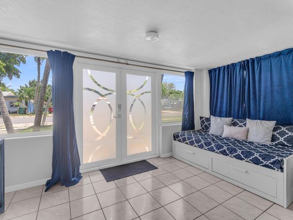 37 SW 11th St, Dania Beach FL 33004