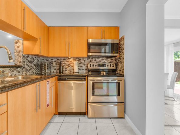 37 SW 11th St, Dania Beach FL 33004