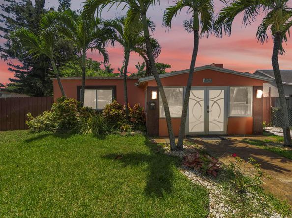 37 SW 11th St, Dania Beach FL 33004