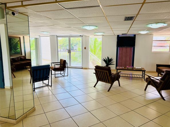 5050 NW 7th St PH16, Miami FL 33126