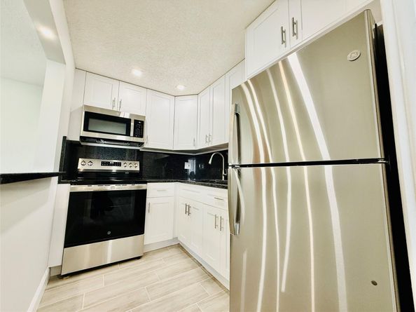 5050 NW 7th St PH16, Miami FL 33126