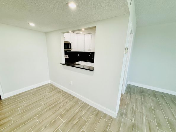 5050 NW 7th St PH16, Miami FL 33126