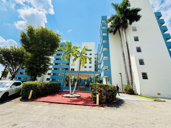 5050 NW 7th St PH16, Miami FL 33126