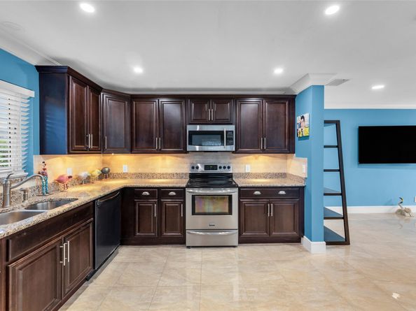 2108 NE 11th Ave, Wilton Manors FL 33305
