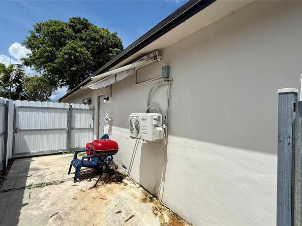 8231 SW 9th St, North Lauderdale FL 33068
