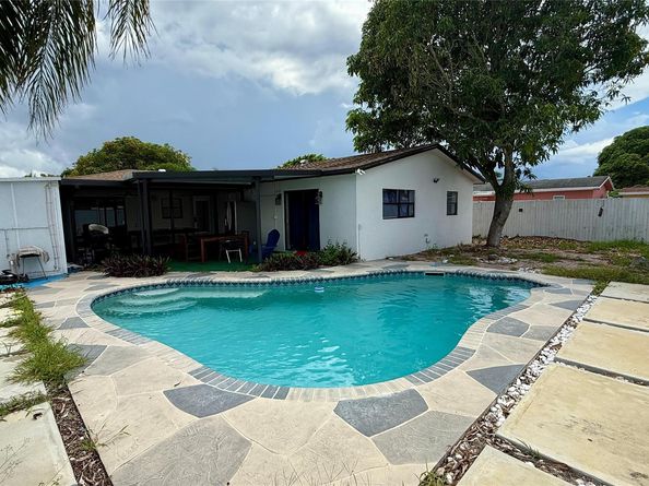 8231 SW 9th St, North Lauderdale FL 33068