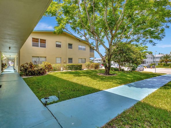 110 Dorchester E, West Palm Beach FL 33417