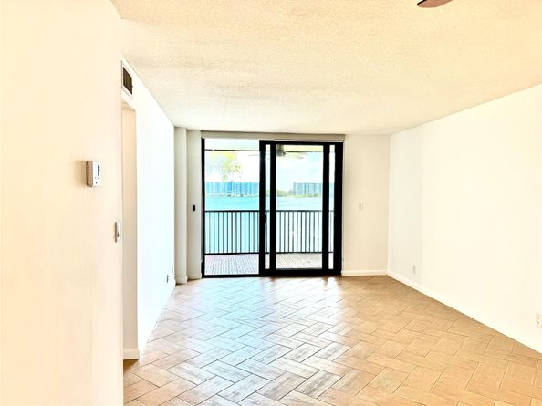 117 Lake Emerald Dr 205, Oakland Park FL 33309