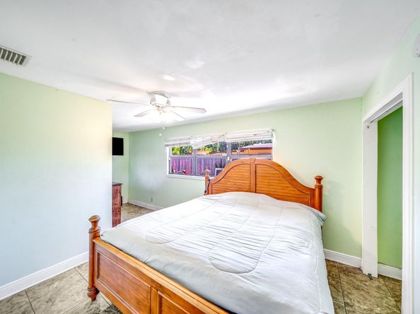 907 W Bloxham Street, Lantana FL 33462