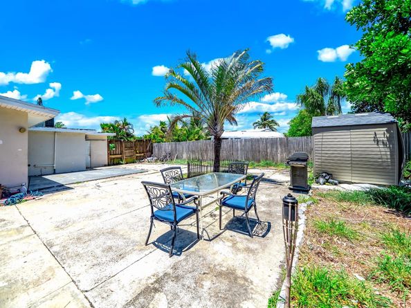 907 W Bloxham Street, Lantana FL 33462