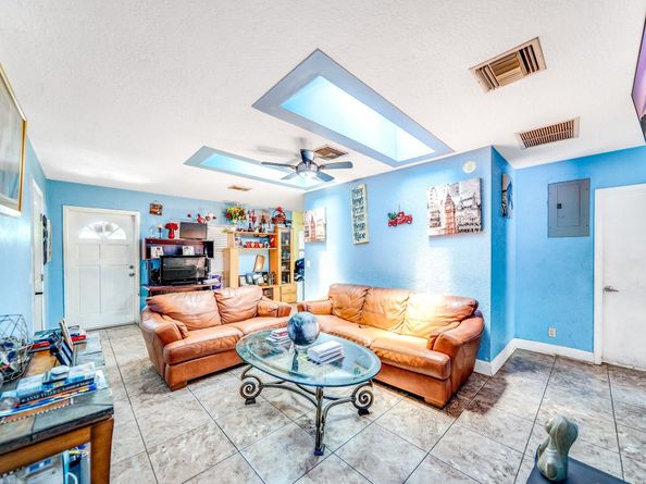 907 W Bloxham Street, Lantana FL 33462
